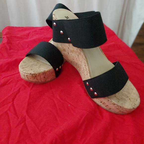 Black Size 9 wide width heels - Picture 3 of 4